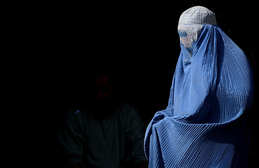 Taliban'dan kadınlara çalışma için hicab giyme şartı
