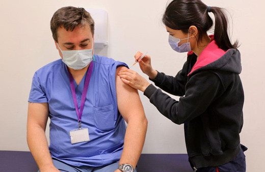 Yunanistan, aşı olmayan 7 bin sağlık çalışanını görevden uzaklaştırdı