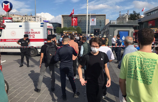 İstanbul Taksim metro istasyonunda bir kişi raylara atlayarak intihar etti