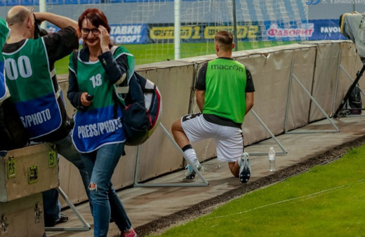 Fenerbahçeli Pelkas'ın saha kenarına idrar yaptığı görüntüler ortaya çıktı