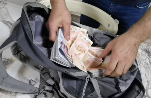 İnegöl'de işyeri sahibi masaları düzenlerken bu çantayı buldu sonra bakın ne oldu!