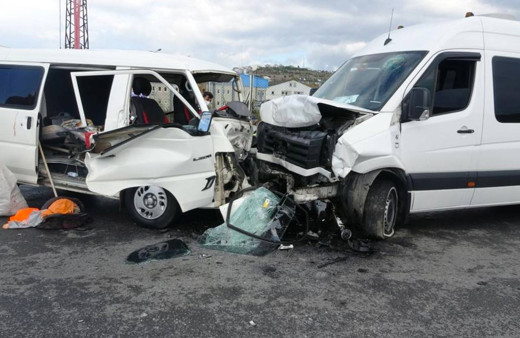 Sancaktepe'de okul servisi ile kamyonet kafa kafaya çarpıştı: 4 yaralı