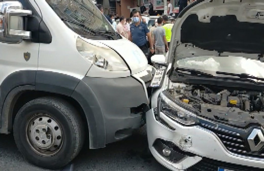 Yine eski servis faciası! Freni patlayan servis öğrenci ve velilerin arasına daldı! 4 yaralı!