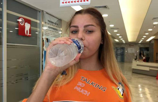 İki yıl sonra doyasıya su içti! Ukraynalı Anastasiia, annesinin böbreğiyle yaşama tutundu