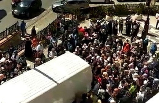 Ümraniye’de indirimli halı almak için birbiriyle yarıştılar izdiham havadan görüntülendi