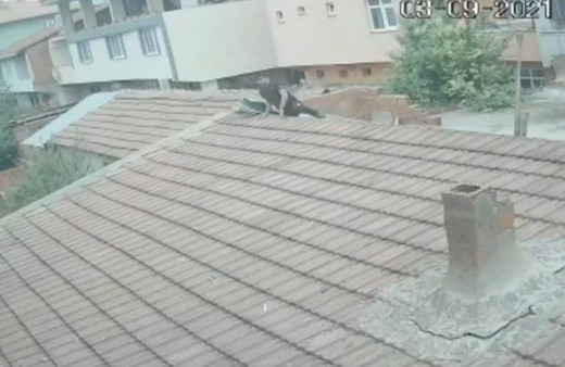 Bursa İnegöl'de önce arabasını yaktı bu defa çatıdan eve girip karısına dehşeti yaşattı