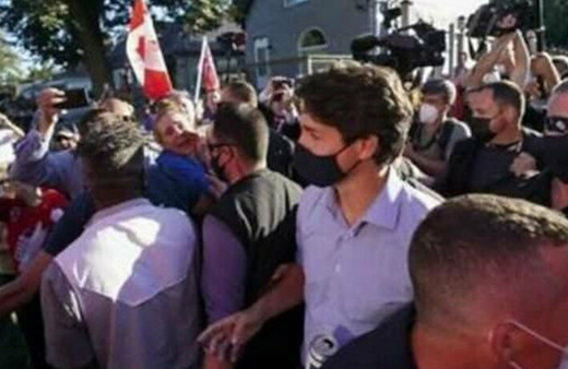 Kanada Başbakanı Justin Trudeau sokakta taşlandı!