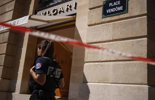 Paris'te ünlü kuyumcu 'Bulgari'den 10 milyon euroluk mücevher çalındı