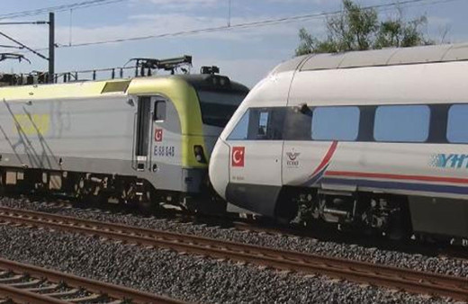 Facianın eşiğinden dönüldü! Tuzla'da duramayan tren istasyonda bekleyen trene çarptı