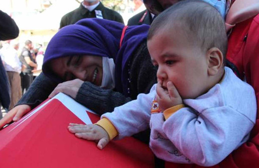 Şehit Muammer Yiğit'in cenaze töreni; 6 aylık oğlu tabutuna dokunarak veda etti