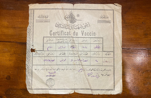 İstanbul Kadıköy'deki bir sahafta 115 yıllık aşı kartı bulundu