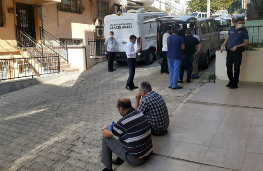 İzmir'de bir şahıs tartıştığı kuzenini bıçakla yaralayıp başını ezerek öldürdü