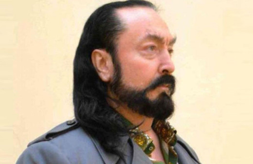 Adnan Oktar'ın bir günü çizgifilm oldu! Kedicikleri, kıyafetleri, yiyip içtikleri ve 'avlanma' teknikleri