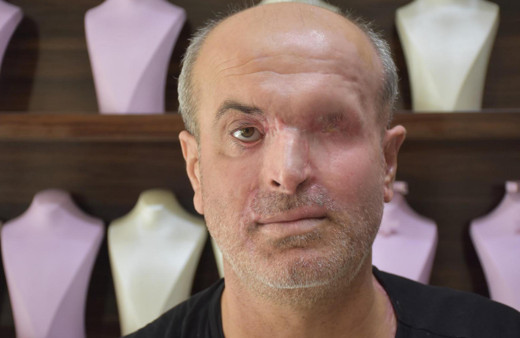 İzmir'de dükkanda otururken neye uğradığını şaşırdı: Kıyafetlerini çıkarıp çöpe atmış