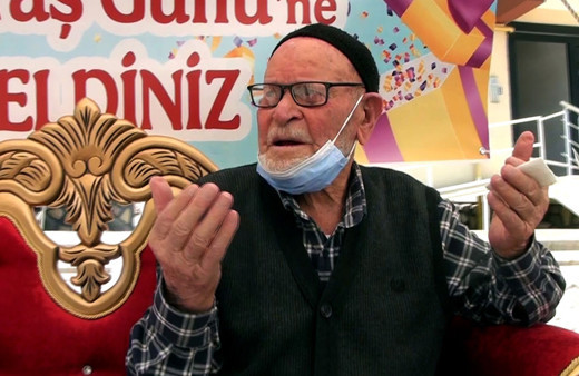 100 yaşında Kovid-19'u yenen Ramazan Şahin 2 doz aşısını yaptırarak örnek oldu