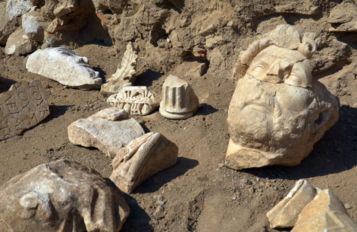 Aydın'daki kazılarda Roma İmparatoru Hadrianus heykelinin parçaları bulundu