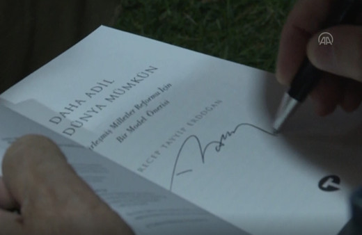 Cumhurbaşkanı Erdoğan, 'Daha Adil Bir Dünya Mümkün' adlı kitabını gençler için imzaladı