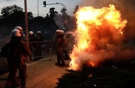 Yunanistan'da hükumet karşıtı protestocular polisle çatıştı