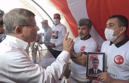 Ahmet Davutoğlu evlat nöbetindeki ailelerle tartıştı