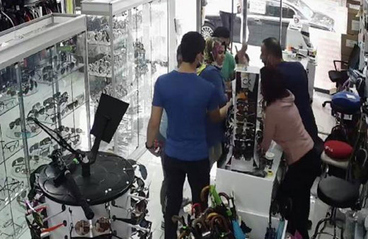 Avcılar'da yaşandı! İndirim yapmadı diye tezgahta duran kızın üzerine çay döktü