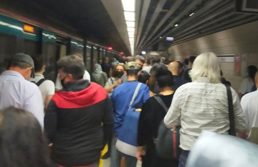 Marmaray'da elektrikler kesildi yolcular raylarda yürüdü