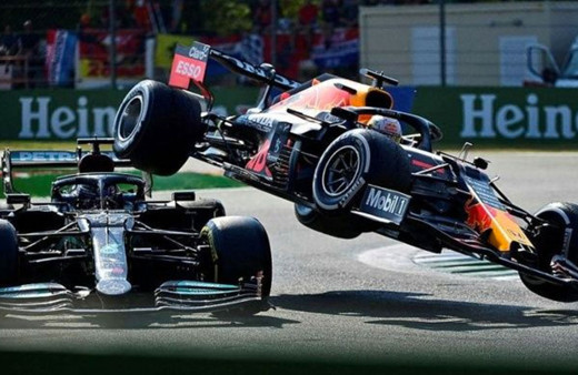 Lewis Hamilton: Kafama daha önce hiç araba çarpmamıştı