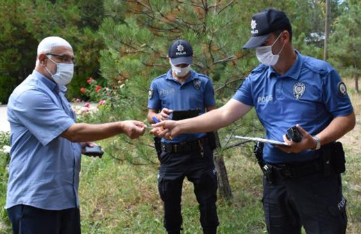 Sivas'ta imam cami bahçesinde bulduğu altınları polise teslim etti