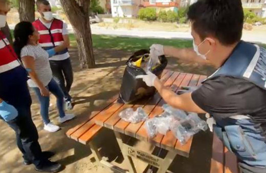 Konya'dan Antalya'ya takip edildiler kaçak silah satan kadınlar yakayı ele verdi