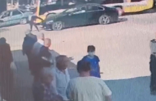 Bursa'da otomobilin yayaya çarptığı anlar güvenlik kamerasına yansıdı