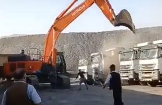 Parasını alamayan işçi patronunun kamyonlarını kepçeyle parçaladı