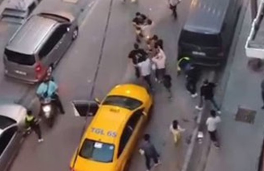 İstanbul'da taksici müşteri tartışması kavgaya dönüştü! Dakikalarca sürdü
