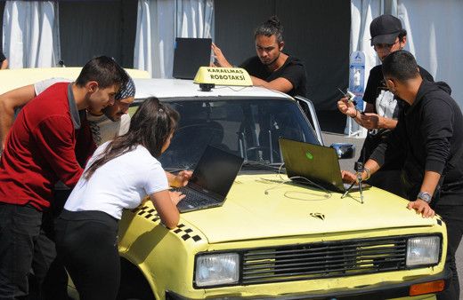 1989 model Serçe’yi hurdalıktan alıp sürücüsüz taksiye çevirdiler