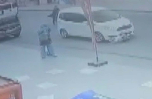 Esenyurt’ta yolun karşısına geçmeye çalışan çocuğu otomobil ezdi o anlar kamerada