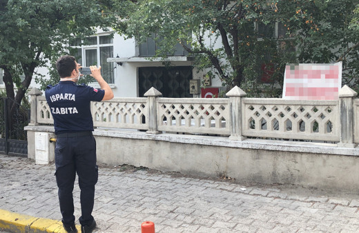 Isparta'da komşularına kızıp öyle bir pankart astı ki gören şaştı kaldı