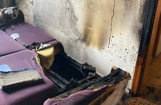 Şarja takılı bırakılan powerbank patladı daire kullanılamaz hale geldi