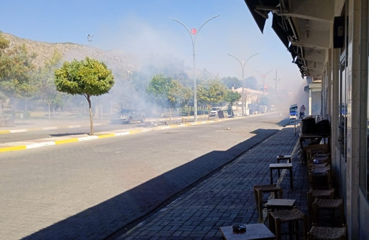 Diyarbakır'da elektrik ekibinin çalışmasını engelleyen gruba polis müdahalesi