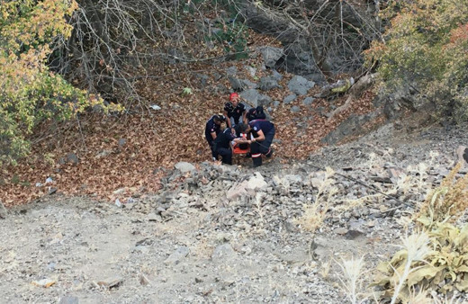 Manisa'da bir kişi ihtiyaç gidermek isterken uçurumdan yuvarlandı