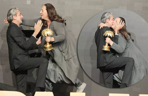 Erkan Petekkaya Binnur Kaya'nın önünde diz çöktü! Golden Palm Awards ödül töreni