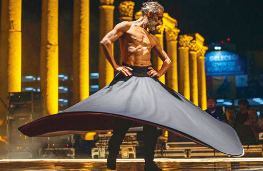 İzmir Büyükşehir Belediyesi'nin töreninde yarı çıplak semazen ney ve oyun havasında dans etti