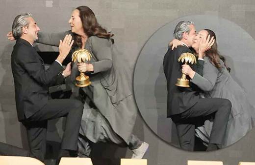 Erkan Petekkaya Binnur Kaya'nın önünde diz çöktü! Golden Palm Awards ödül töreni