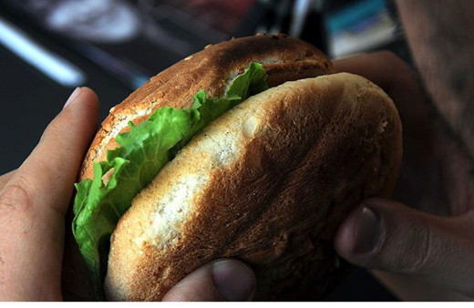 Dehşete düştü! Bolivya'da bir kadının hamburgerinden insan parmağı çıktı