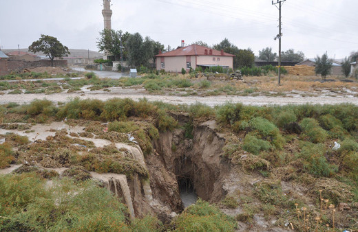 Konya'da yağmur sonrası dev yarıklar oluştu! AFAD inceleme başlattı!