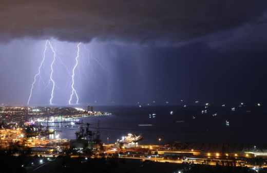 İskenderun’da şimşekler geceyi aydınlattı