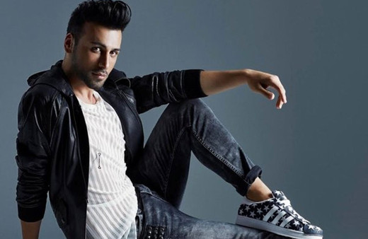 Şarkıcı Emre Kaya’nın saplantılı hayranıyla başı dertte!