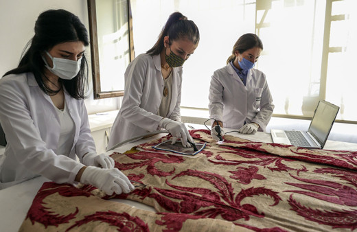 Kanuni Sultan Süleyman'ın tören kaftanına bir de böyle bakın