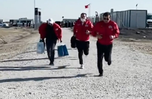 Gençler çağırdı Selçuk Bayraktar Mirkelam müziği eşliğinde koştu