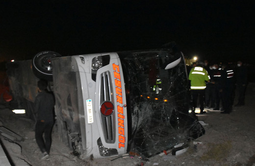 Konya’da yolcu otobüsü devrildi! 1'i ağır 14 kişi yaralandı