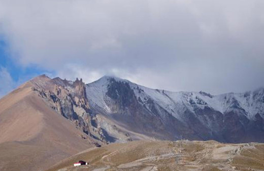 Kar sürprizi! Erciyes’in zirvesi beyaza büründü