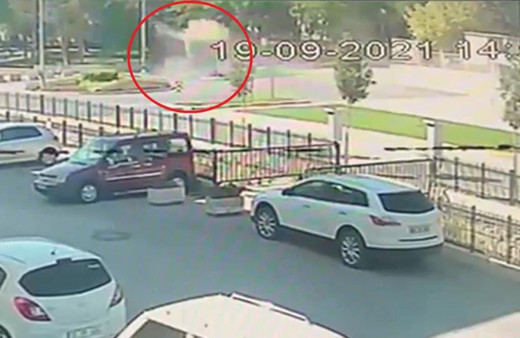 Çorum'da freni boşalan hafriyat kamyonu parka daldı! Feci kaza kamerada