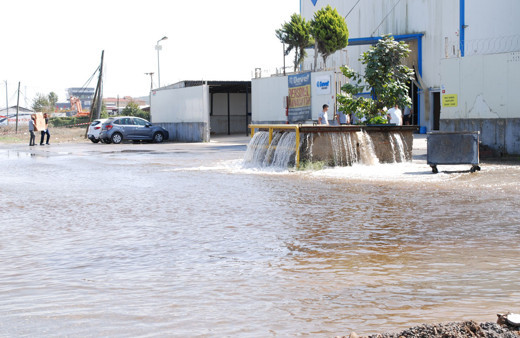 Sancaktepe'de İSKİ'ye ait ana su borusu patladı
